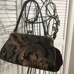 Beautiful vintage style handbag kiss lock closure